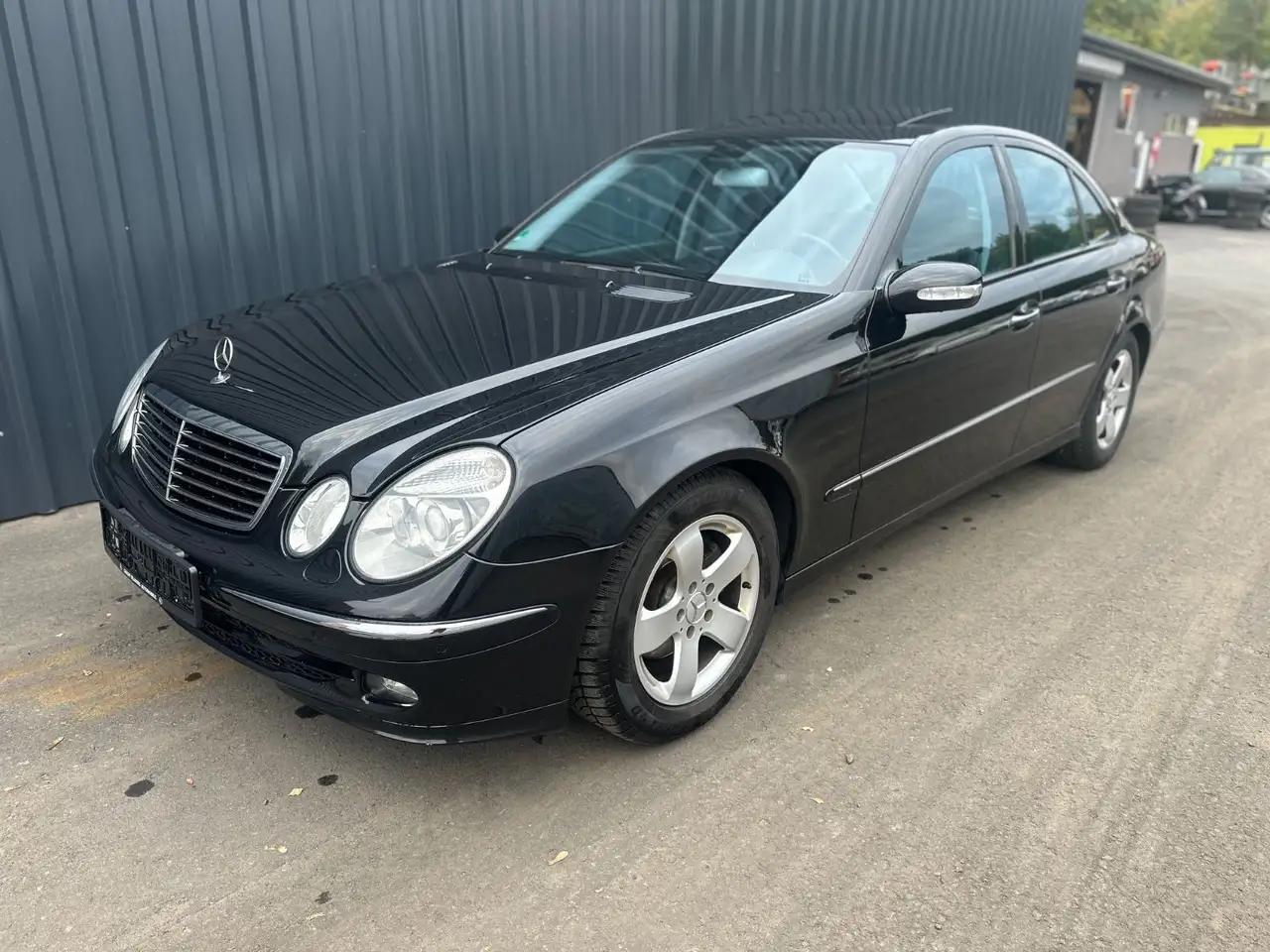 Mercedes-Benz E 220 CDI Automatik — photo 1 of 17