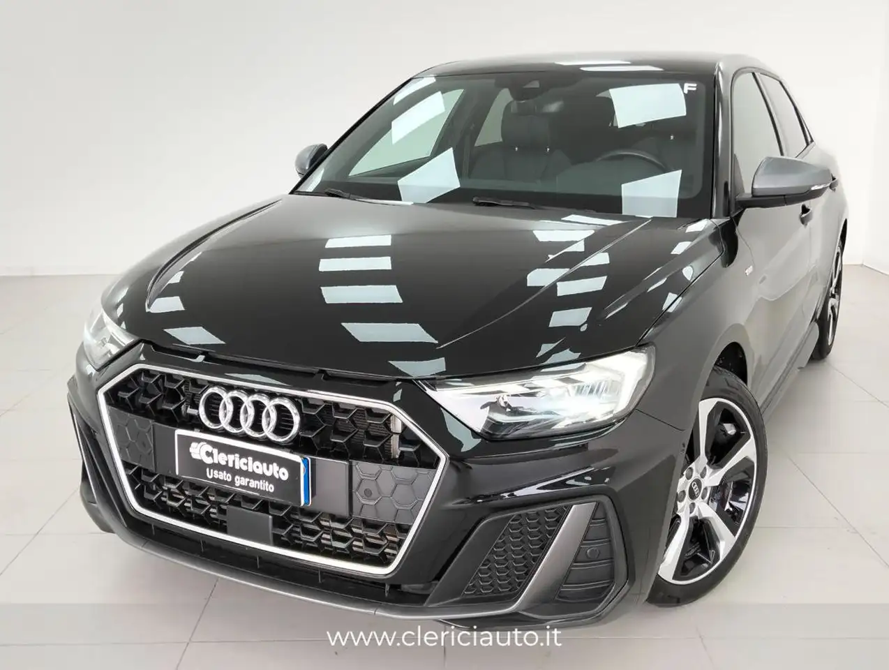 Audi A1 SPB 40 TFSI S tronic Identity Black — photo 1 of 15