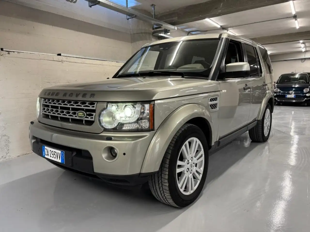 Land Rover Discovery 4 3.0 TDV6 HSE — photo 1 of 15