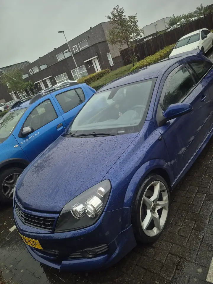 Opel Astra 2.0 T Executive — photo 1 of 10