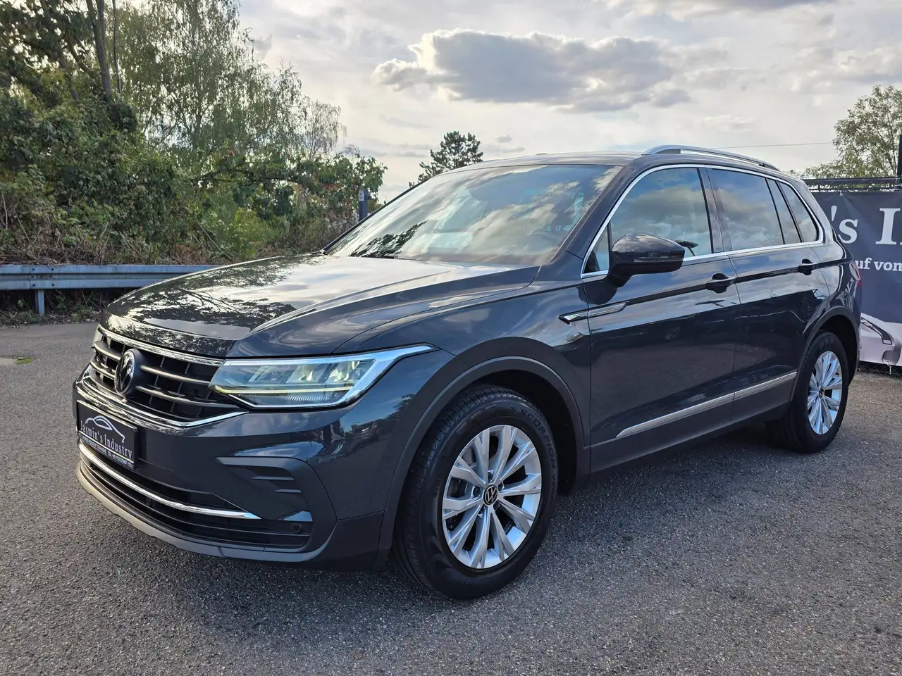 Volkswagen Tiguan 2.0 TDI DSG Automatik ACC NAVI LED Tot-Winkel-Assistent — photo 1 of 28