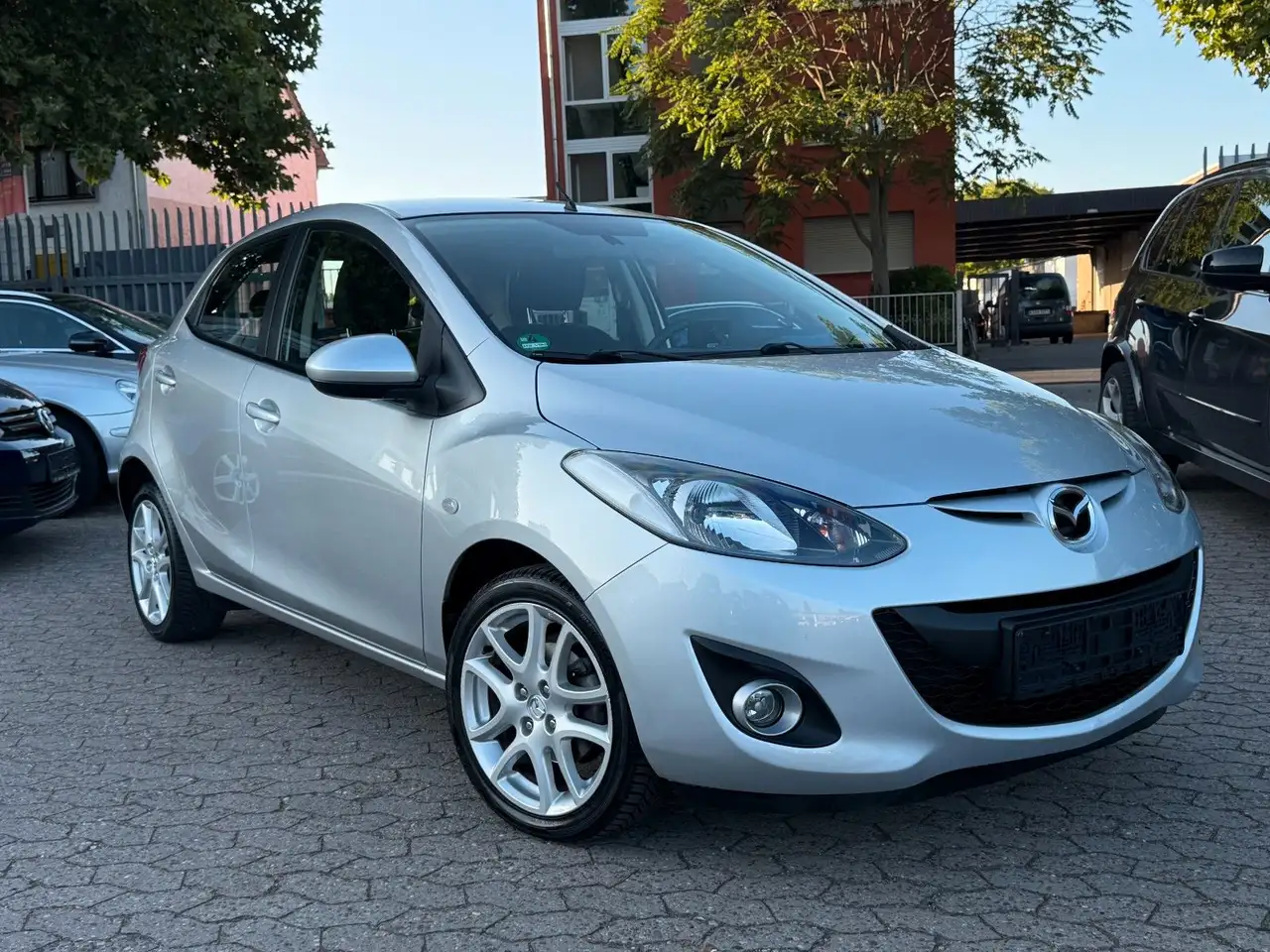 Mazda 2 CENTER-LINE / AUTOMATIK / KAMERA / SHZ / KLIMA — photo 1 of 18