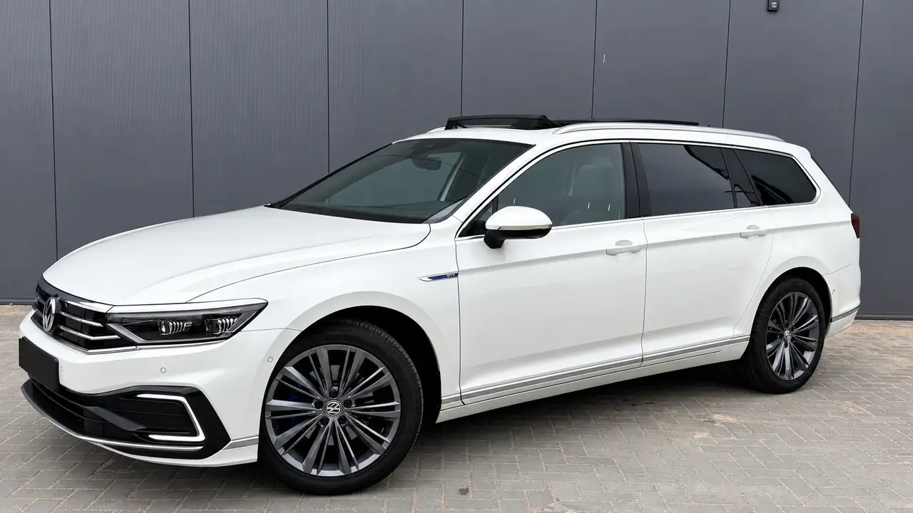 Volkswagen Passat 1.4 TSI PHEV GTE Bns — photo 1 of 18