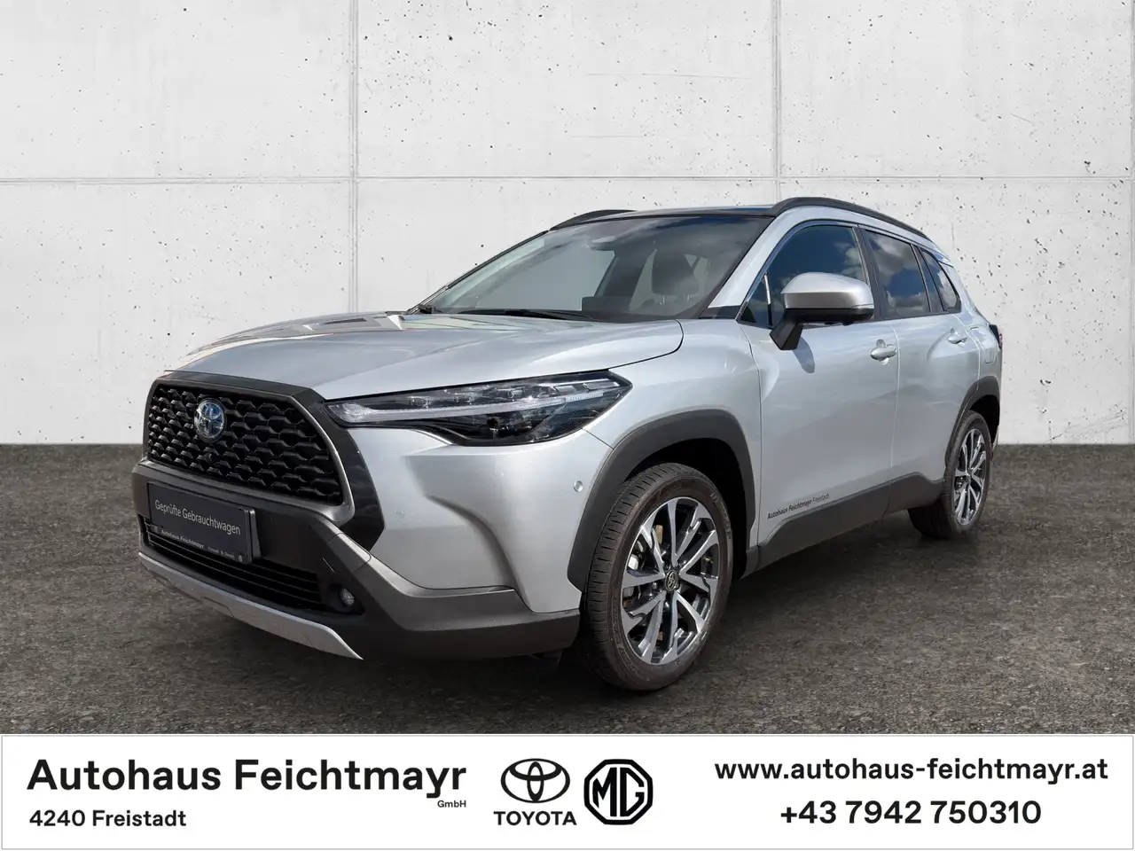 Toyota Corolla Cross 2,0 Hybrid Lounge AWD — photo 1 of 11