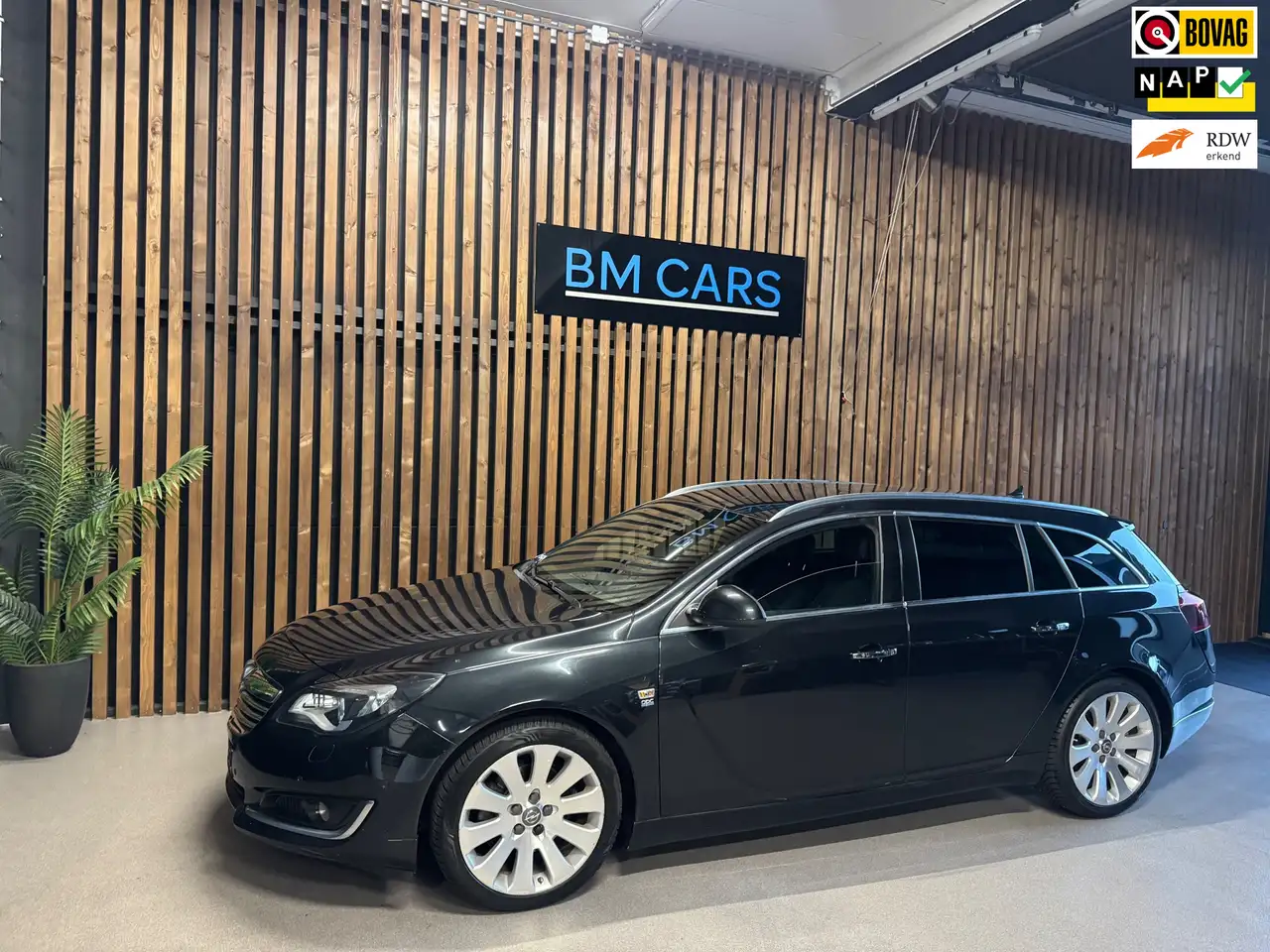 Opel Insignia Sports Tourer 1.6 T Cosmo OPC Camera,Leer,Xenon — photo 1 of 40
