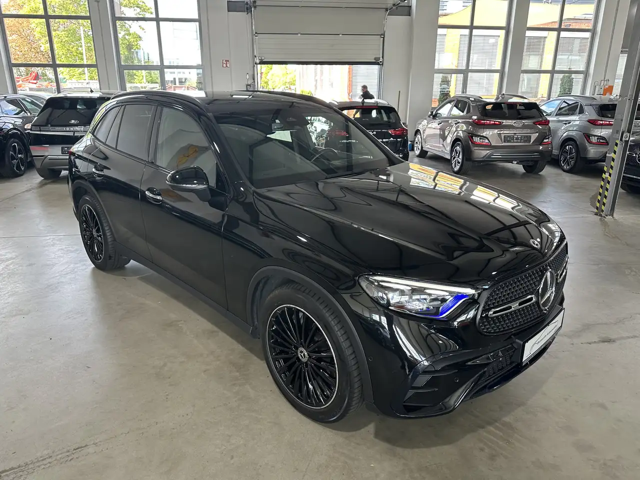 2024 Mercedes-Benz GLC 300 4M AMG Pano HUD SitzKlima ?20 BUR 360, photograph 4