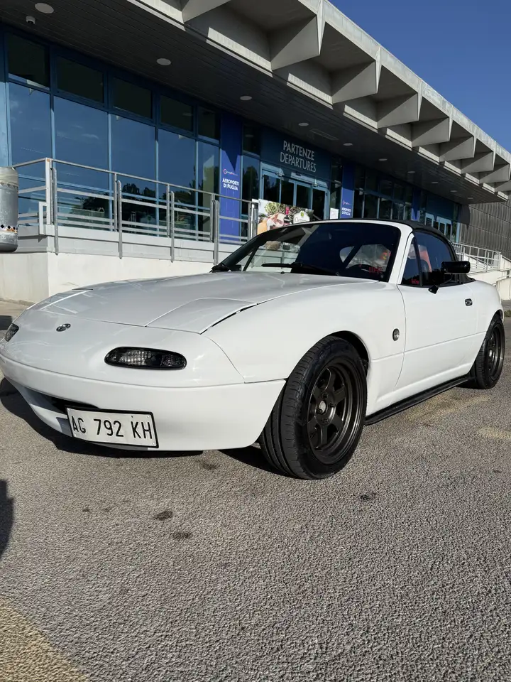 Mazda MX-5 1.6i 16v — photo 1 of 6