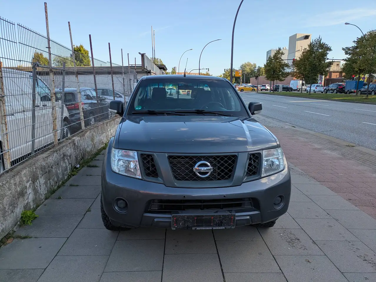 Nissan Navara Double Cab XE 4X4 — photo 1 of 24