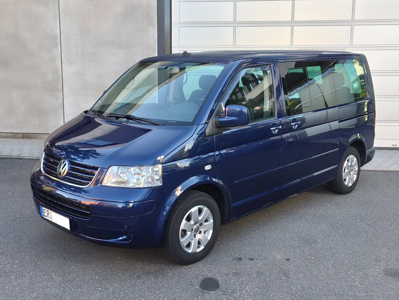 Volkswagen T5 Multivan 2.5 TDI Comfortline, AHK, 2 Schiebetüren, PDC, 3-Zonen Klimaautomatik, 7 Sitze, Alufelgen — photo 1 of 14