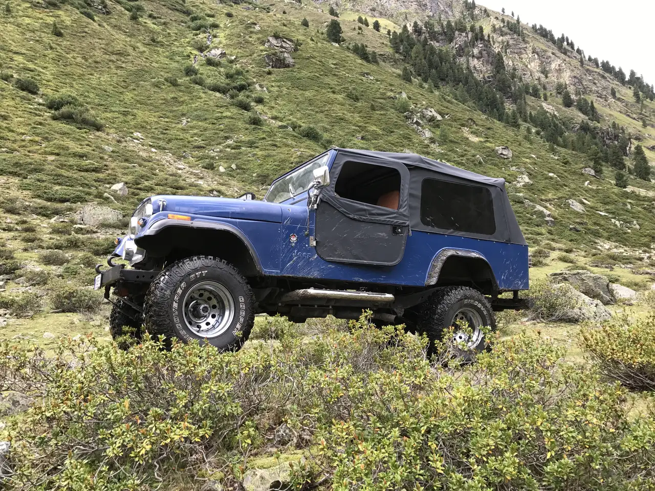 Jeep CJ-8 4,2 L — photo 1 of 4