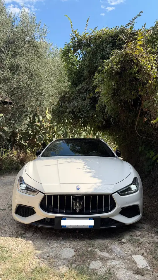 Maserati Ghibli 3.0 V6 bt Granlusso Q4 430cv auto my19 — photo 1 of 9