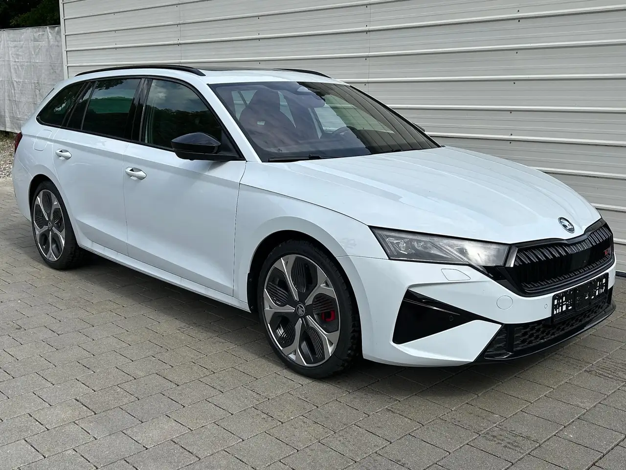 Skoda Octavia Kombi RS 2.0 TSI DSG 265 PS AHK*Panorama*DCC*19"*A — photo 1 of 17