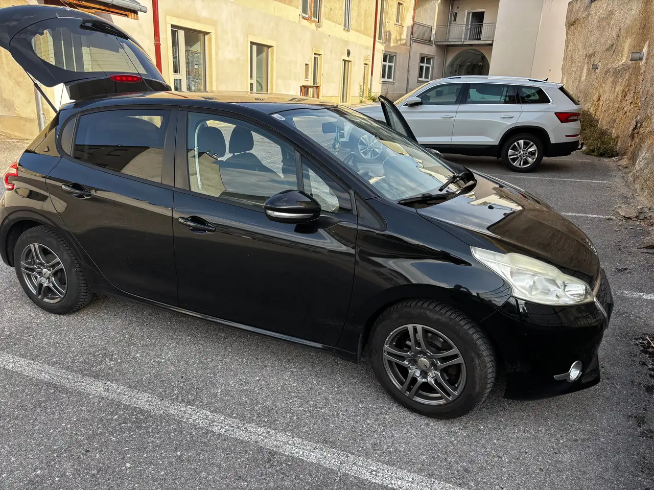 Peugeot 208 208 Allure 1,2 VTi 82 Allure — photo 1 of 9