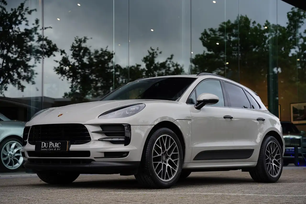 Porsche Macan 2.0 / Luchtvering / Panoramadak — photo 1 of 26