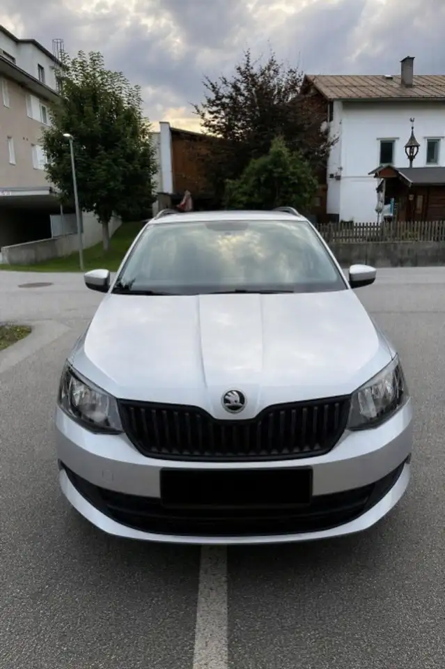 Skoda Fabia Combi — photo 1 of 5