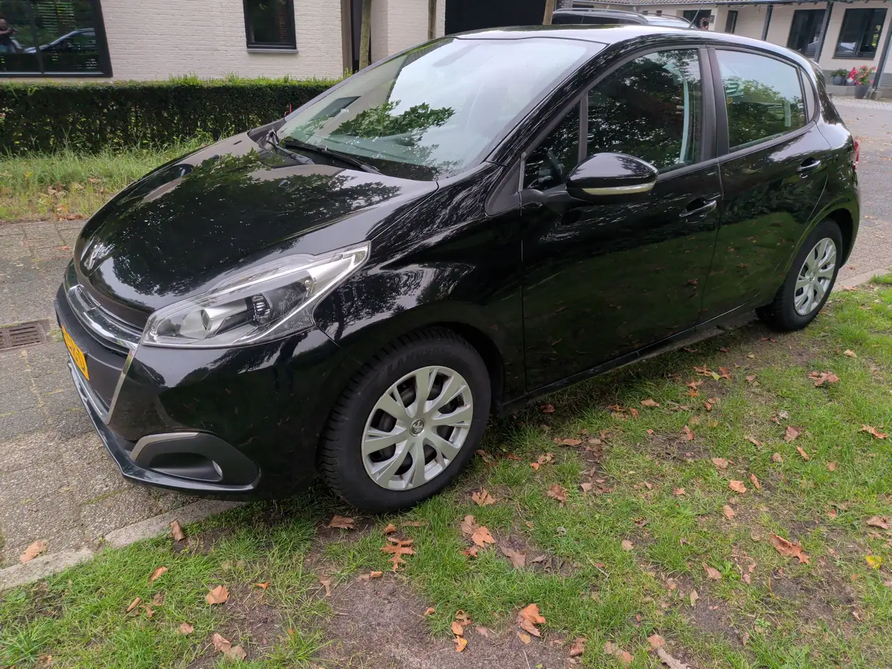 Peugeot 208 208 1.2 PT Blue Lease — photo 1 of 15