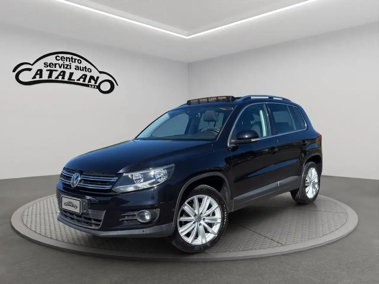 Volkswagen Tiguan 2.0 TDI 110 CV Sport BlueMotion Technology TETTO — photo 1 of 15