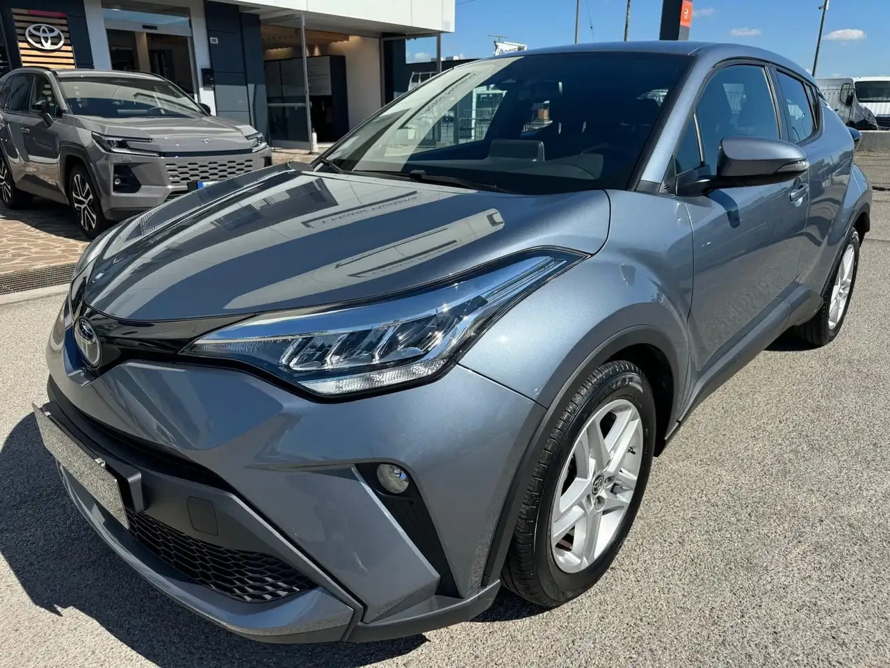 Toyota C-HR 1.8H (122CV) E-CVT Active — photo 1 of 15