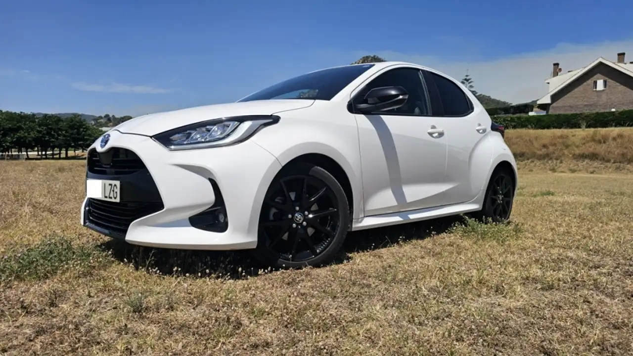 Toyota Yaris 120H 1.5 Style — photo 1 of 23