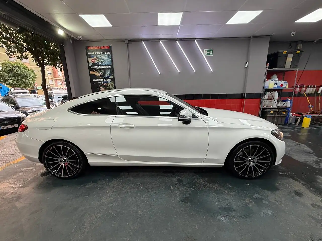 Mercedes-Benz C 300 C Coupé 300 7G Plus — photo 1 of 12