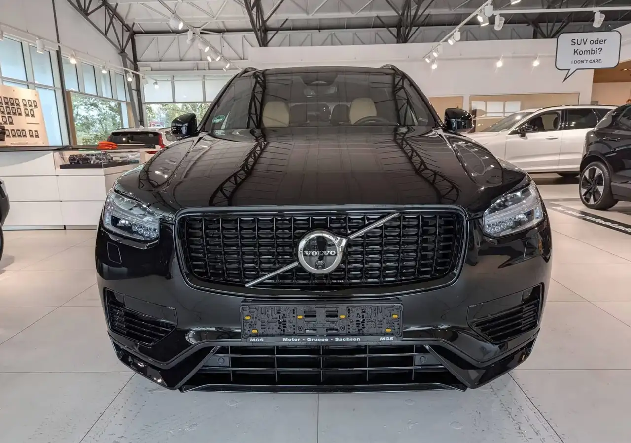 Volvo XC90 Ultra Dark Recharge Plug-In Hybrid AWD — photo 1 of 18