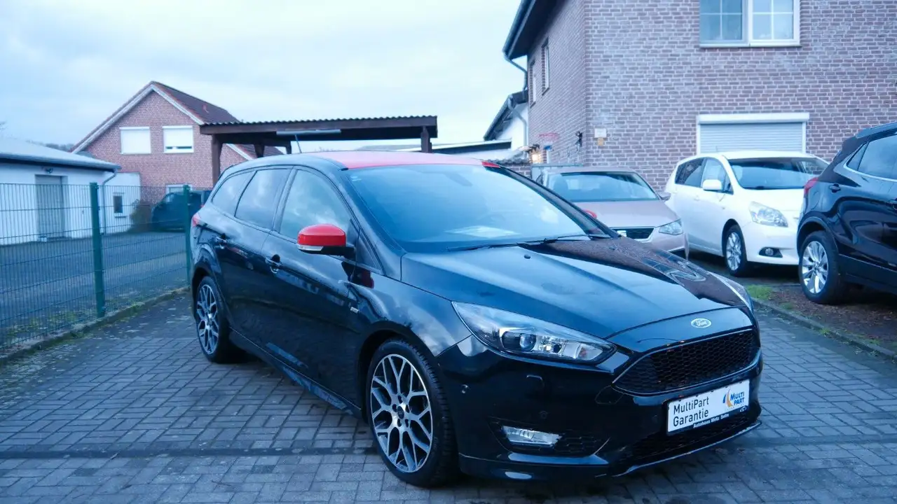 Ford Focus ST-Line — photo 1 of 15