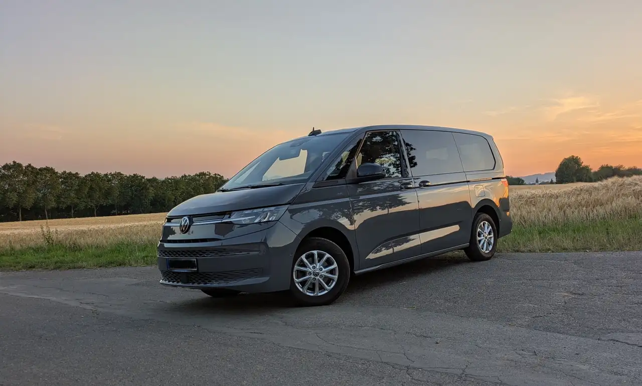 Volkswagen T7 Multivan Life LÜ 7 Sitzer AHK 360° Cam 5 Jahre VW-Garantie — photo 1 of 16