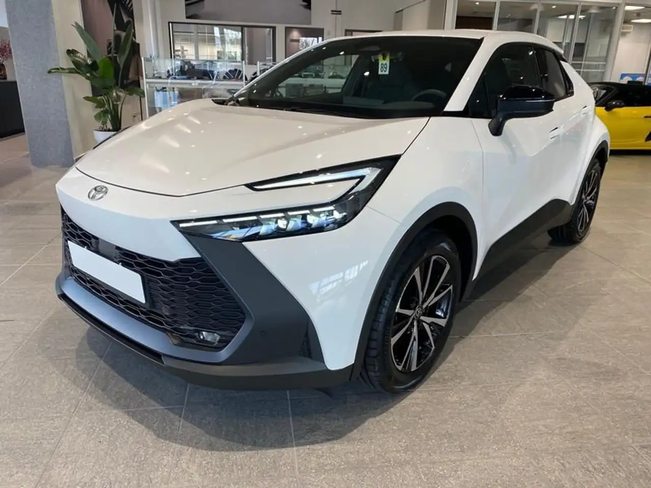Toyota C-HR PHEV — photo 1 of 27