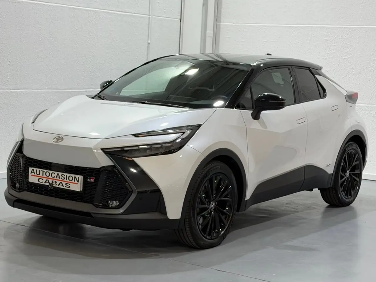 Toyota C-HR 200H GR Sport AWD — photo 1 of 26