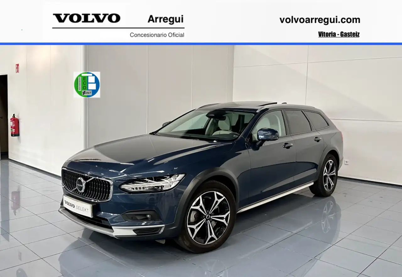 Volvo V90 Cross Country B4 Plus AWD Aut. — photo 1 of 31