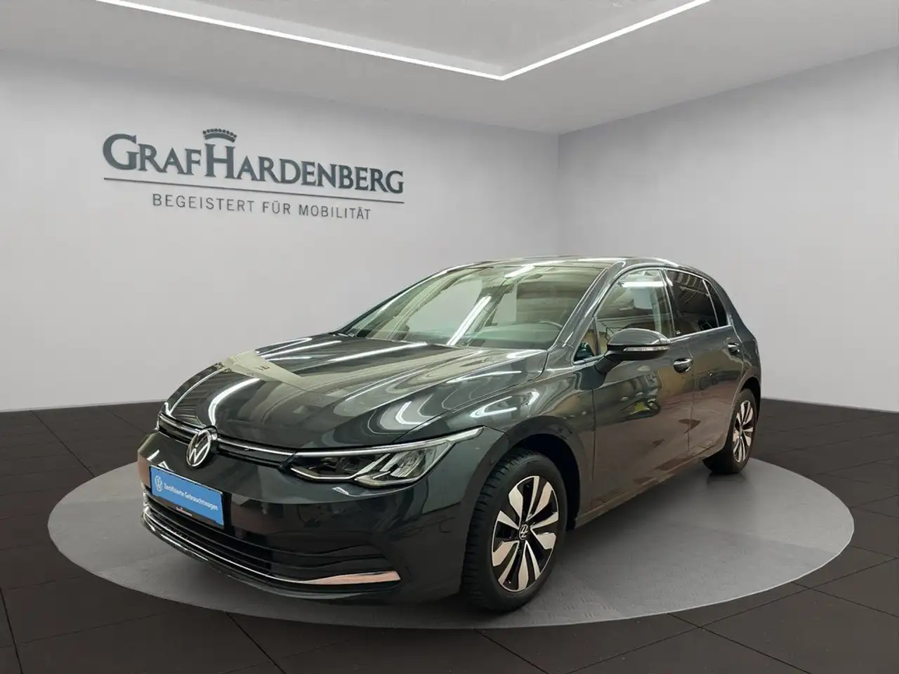 Volkswagen Golf VIII 1.0 TSI Life DSG — photo 1 of 14