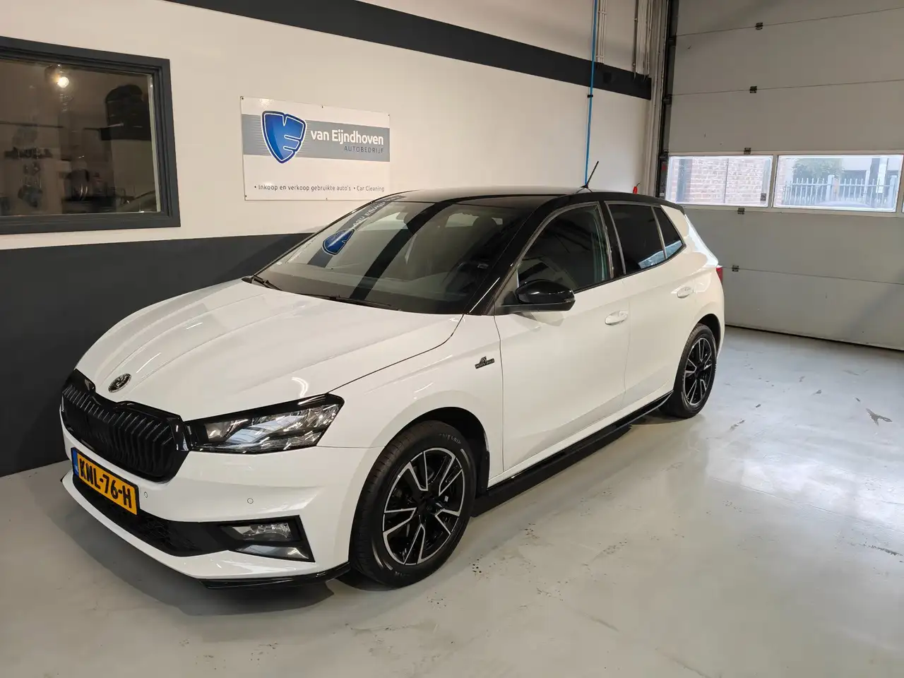 Skoda Fabia 1.0 TSI Monte Carlo — photo 1 of 32