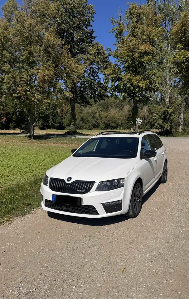 Skoda Octavia Combi 2.0 TDI (Green tec) DSG RS — photo 1 of 15