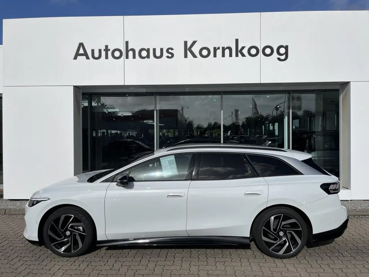 Volkswagen ID.7 Tourer Pro 77kwh AHK Matrix LM20 Mas Memory H — photo 1 of 15
