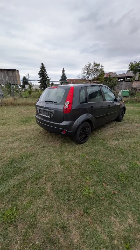 Ford Fiesta 1.3 Ambiente — photo 1 of 14