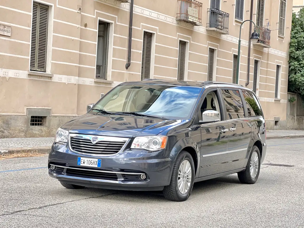 Lancia Voyager 2.8L 178cv aut. E5+ 7 Posti Platinum DVD POSTERIORI-SEDILI POST ELETTRICI-BLIS-XENO-NAVI TOUCH-RETROCAMERA-BARRE — photo 1 of 40