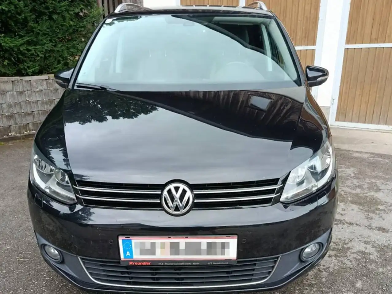 Volkswagen Touran Life Edition 1.6 TDI 105 PS Kombi / Family Van — photo 1 of 9