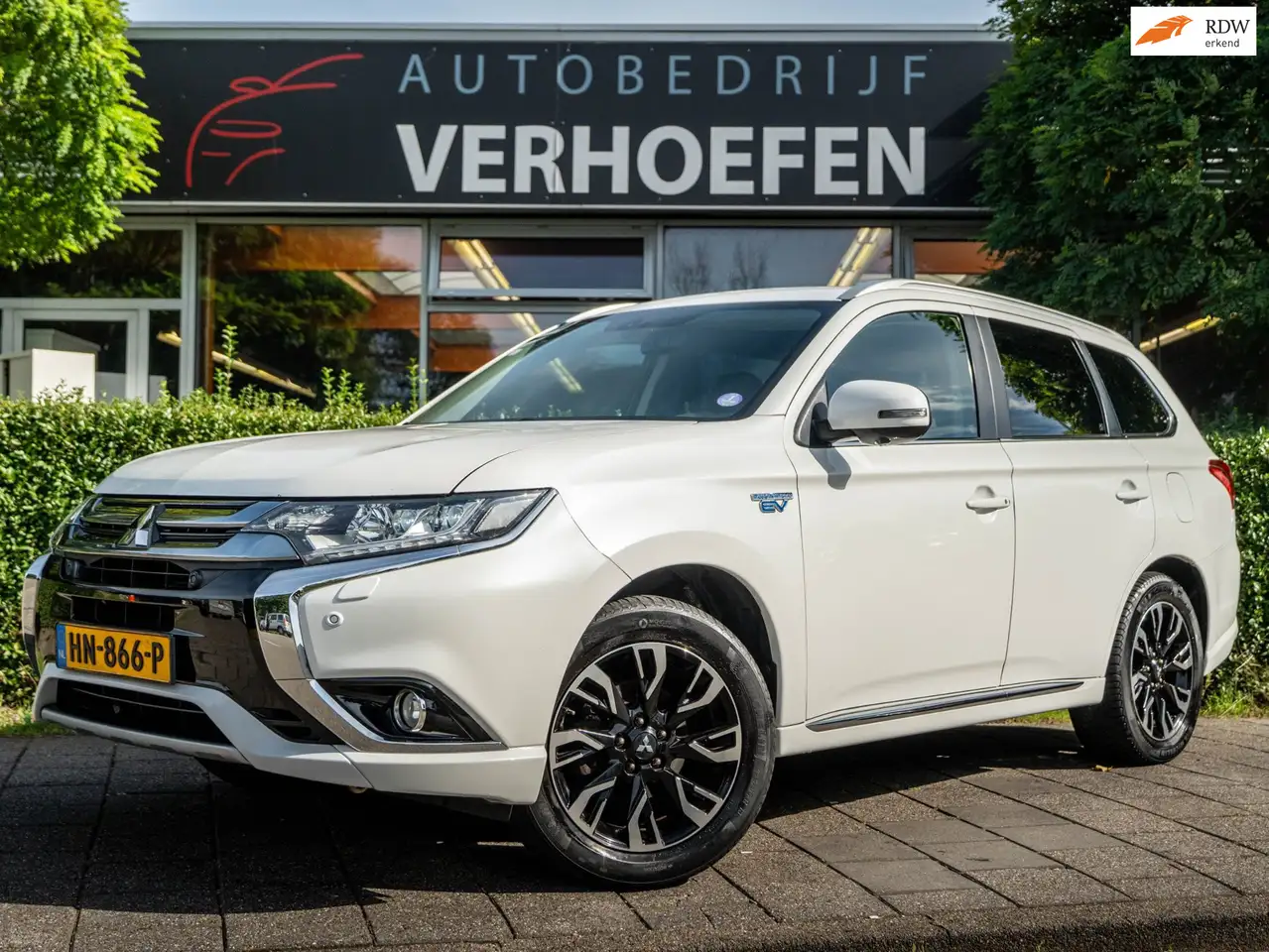 Mitsubishi Outlander 2.0 PHEV instyle+ DEALERONDERHOUDEN/STOEL- & STUUR — photo 1 of 32