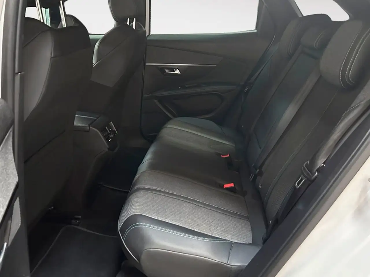 2023 Peugeot 3008 1.2 S&S PureTech Allure Pack 130, photograph 12