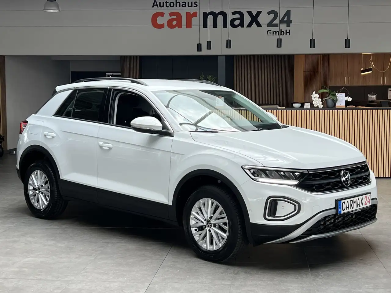 Volkswagen T-Roc 2.0TDI Life IQ-Drive DSG Navi ACC CarPlay — photo 1 of 35