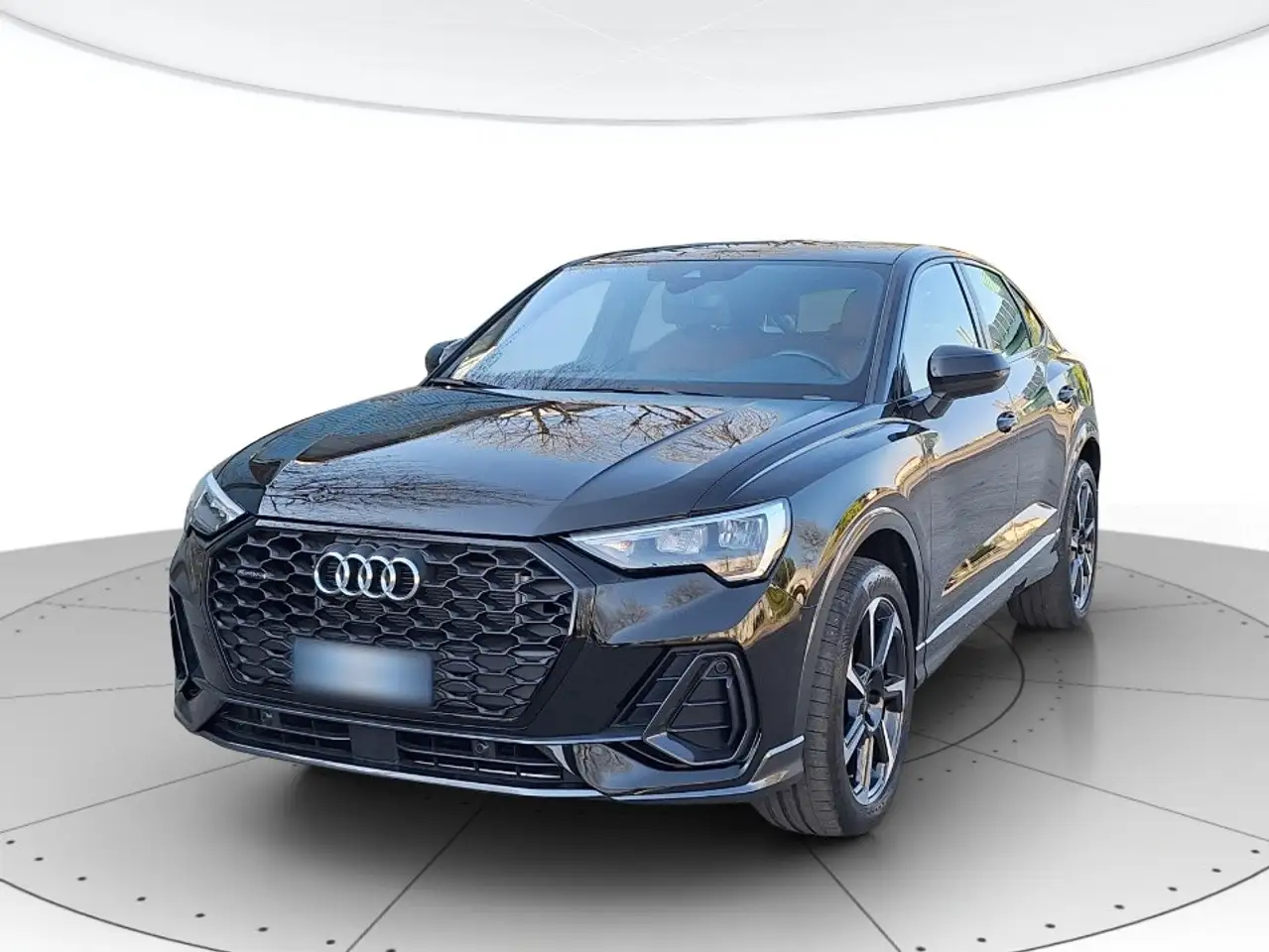 Audi Q3 Sportback 35 2.0 tdi Identity Black quattro s-tron — photo 1 of 15