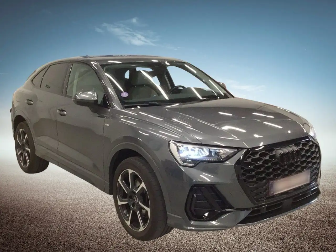 Audi Q3 SPB 45 TFSI e S tronic S line edition — photo 1 of 10