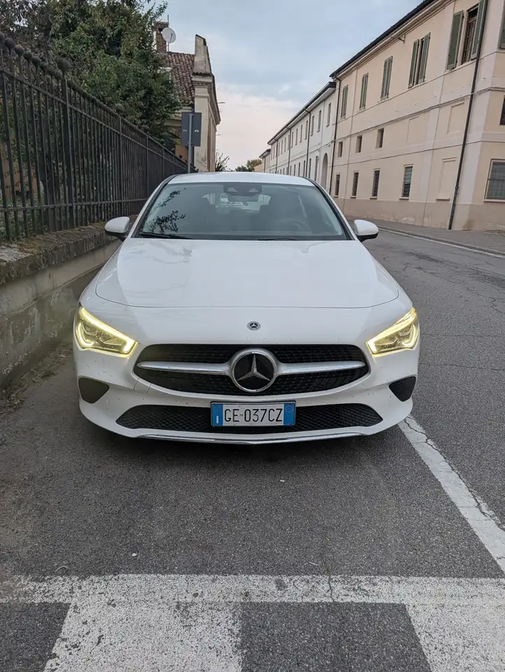 Mercedes-Benz CLA 200 Shooting Brake d Executive auto — photo 1 of 10