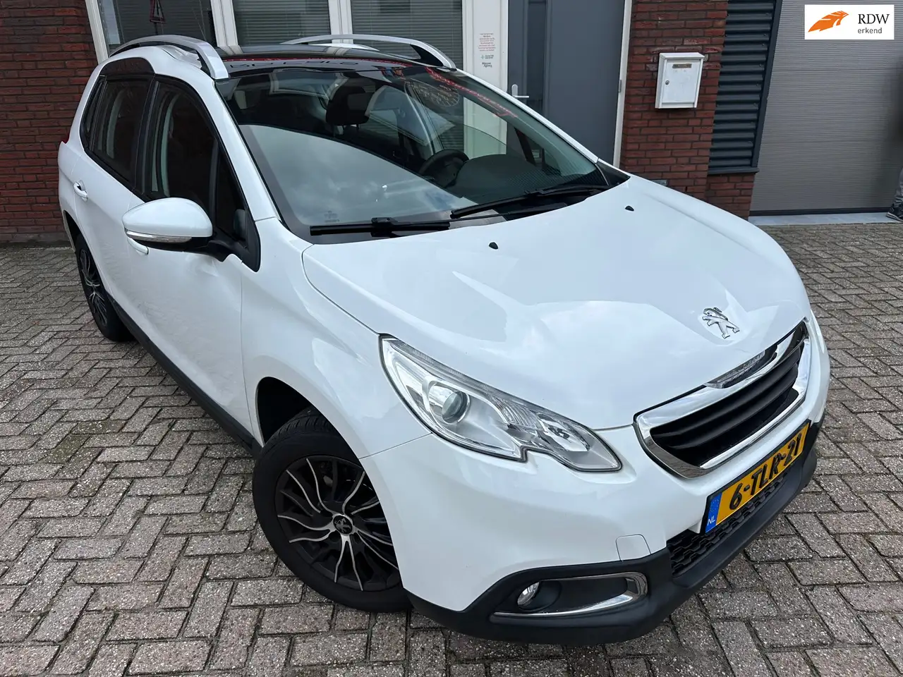 Peugeot 2008 1.2 VTi Active Pack Premium / Pano / Navi / PDC / — photo 1 of 29