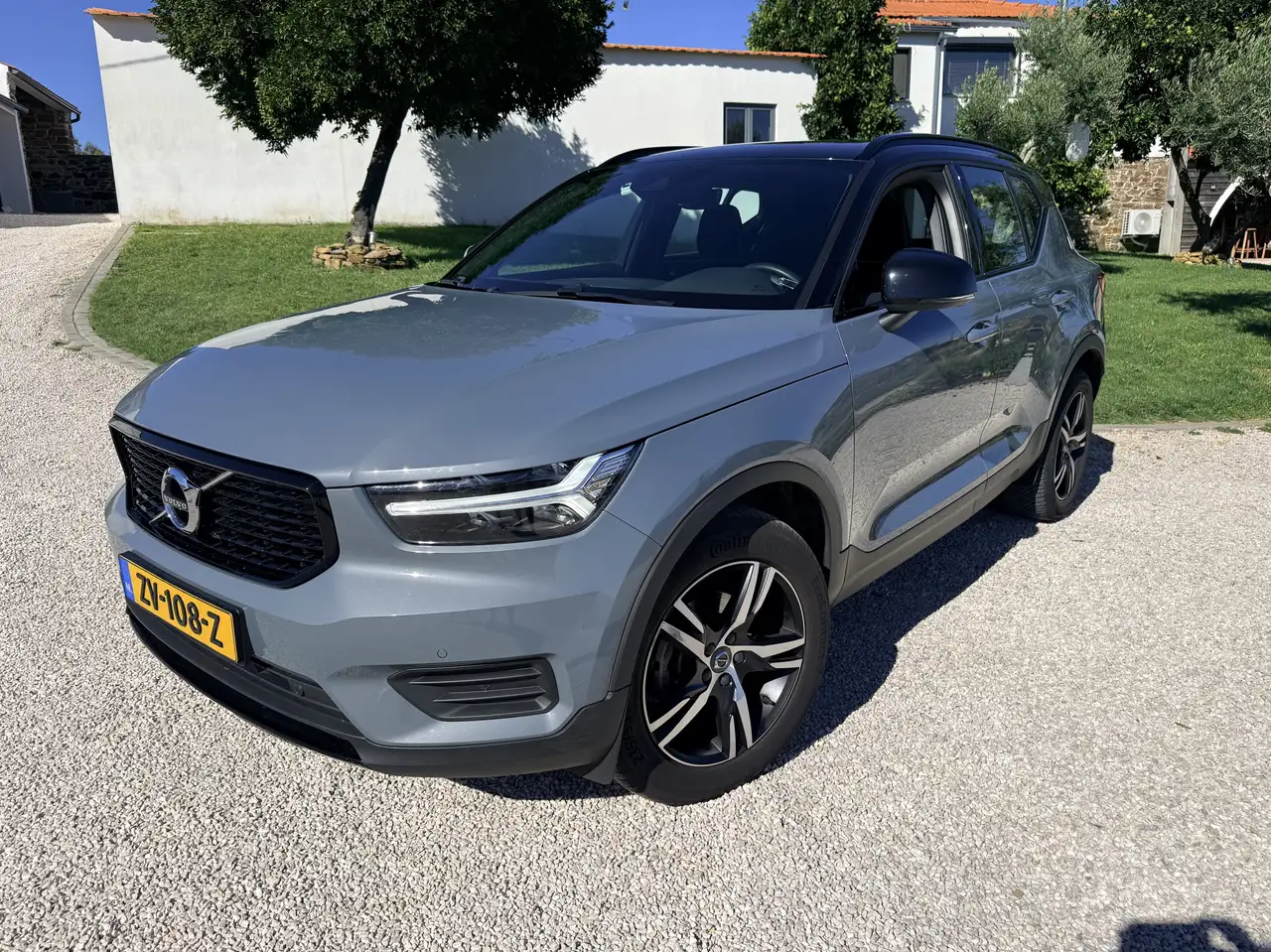 Volvo XC40 1.5 T3 R-Design — photo 1 of 20