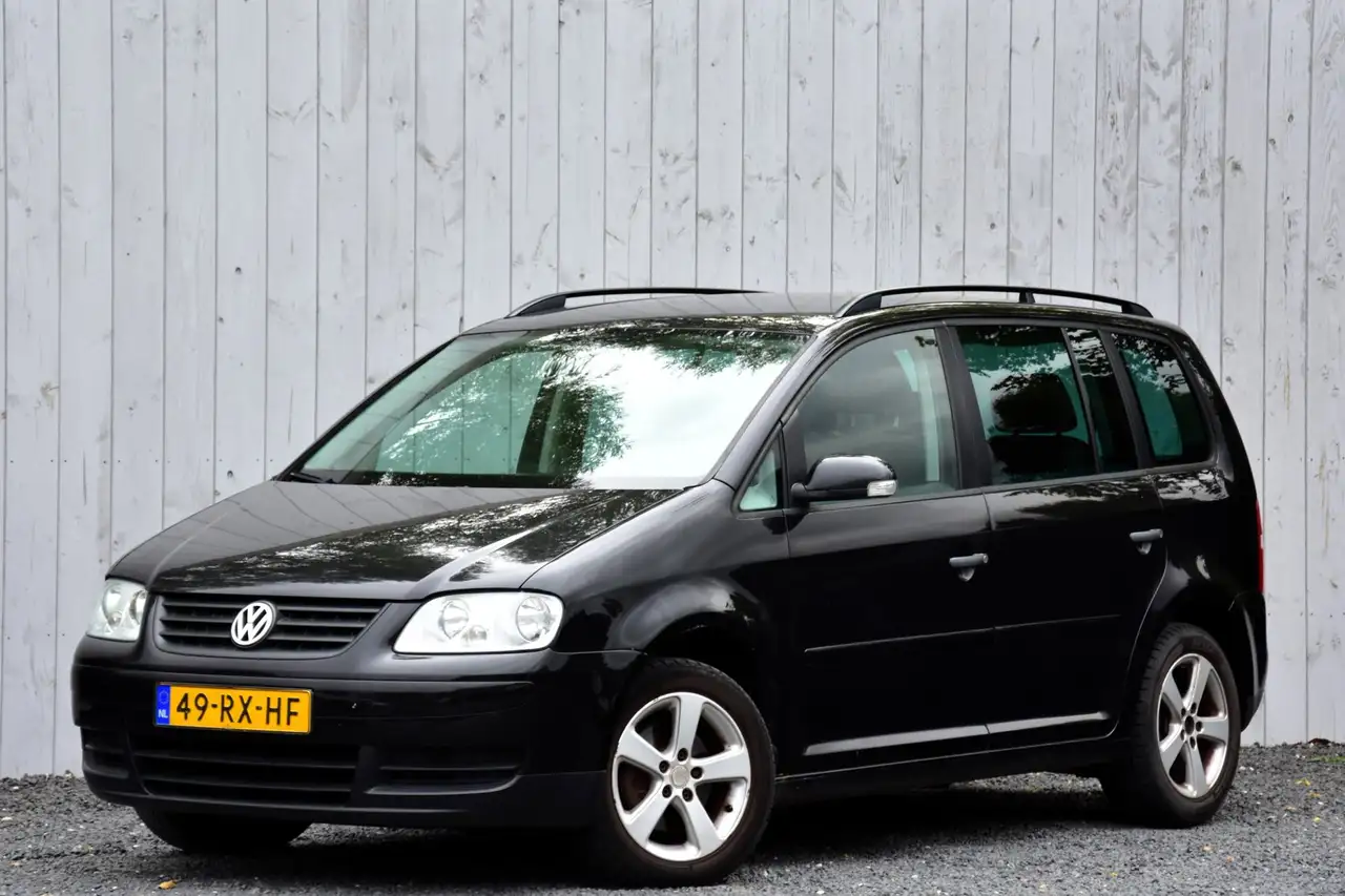 Volkswagen Touran 1.6 Business — photo 1 of 12