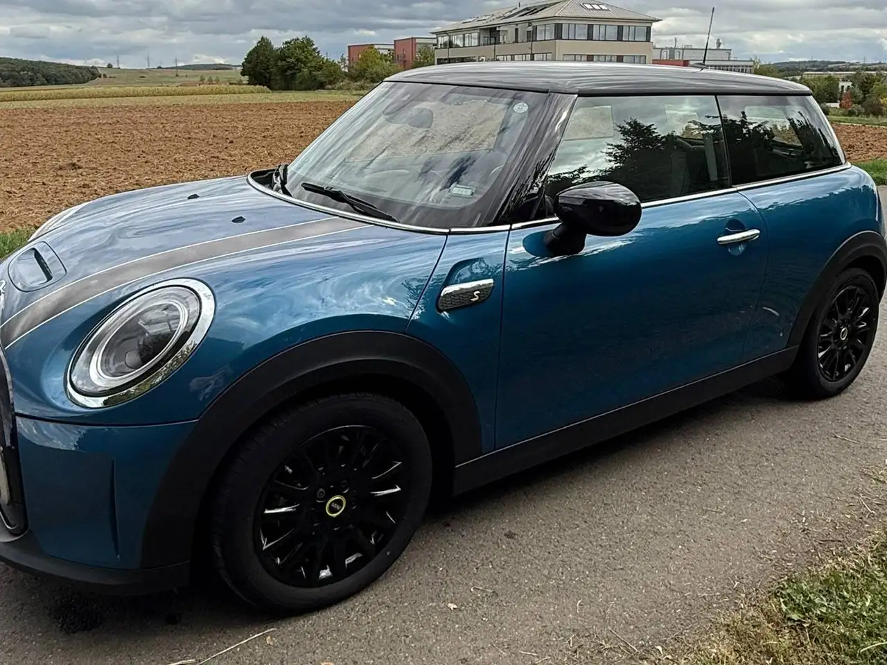 MINI Cooper SE Mini Cooper SE Classic Trim — photo 1 of 40