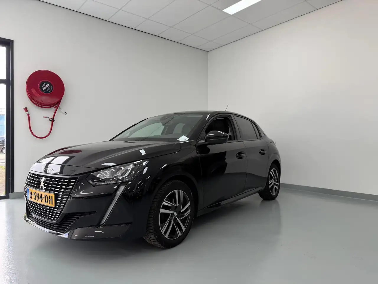 Peugeot 208 1.2 PureTech Allure Pack — photo 1 of 15