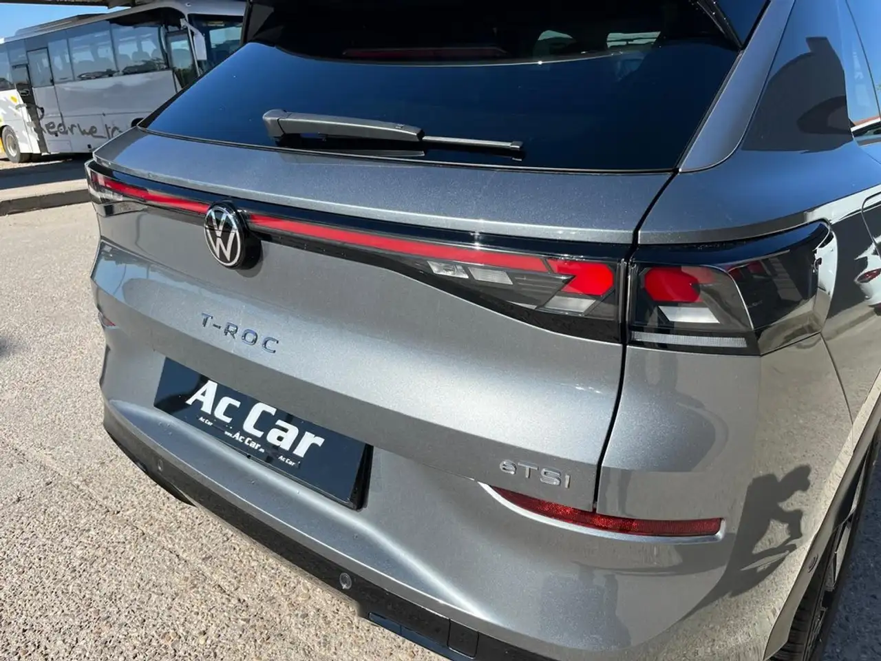 Volkswagen T-Roc R-Line 1st Edition 1.5 eTSI 110kW DSG — photo 1 of 18