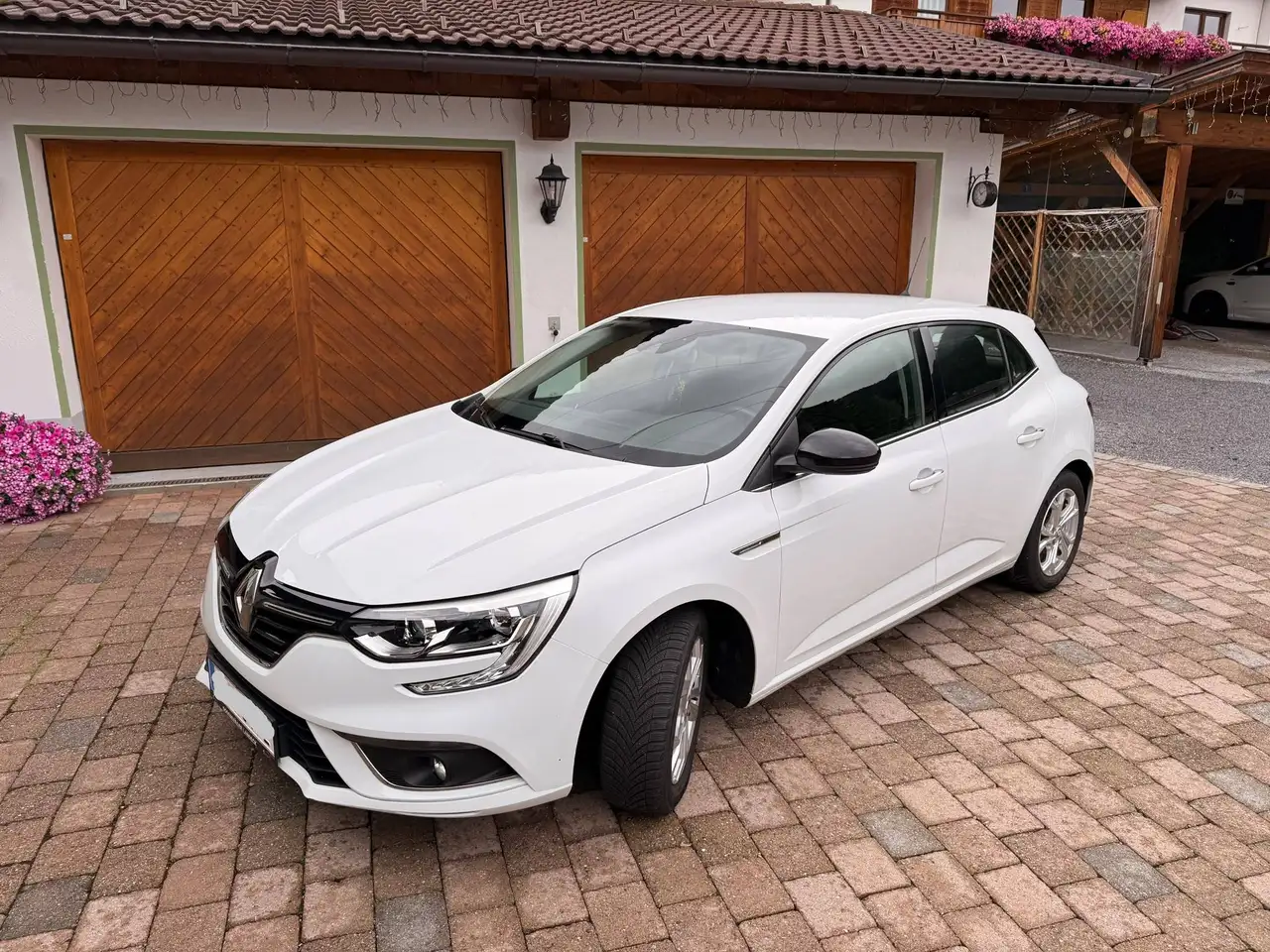 Renault Megane Mégane Limited TCe 100 PF Limited — photo 1 of 13